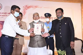 श्री मंगुभाई पटेल राज्यपाल द्वारा वैक्सीनेशन में उल्लेखनीय कार्य करने वालों का सम्मान