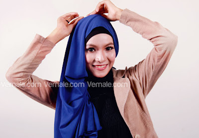 Cara Menggunakan Hijab Pashmina Chiffon Biru Fresh Elegan