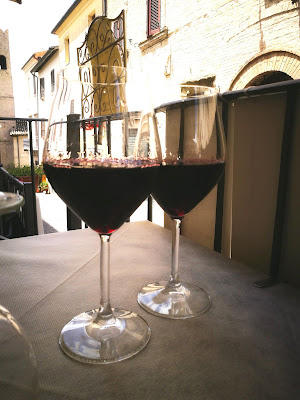 bicchiere di Sagrantino - Montefalco foto di Monica Gatti per il blog La Gatita e il Gattone in viaggio