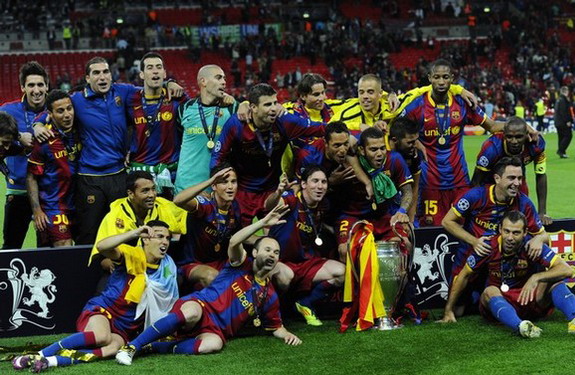 Barcelona players celebrate with the trophy at the end of the Champions League final