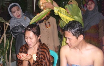 Mengenal Mandi " Badudus " Pada Pengantin Suku Banjar