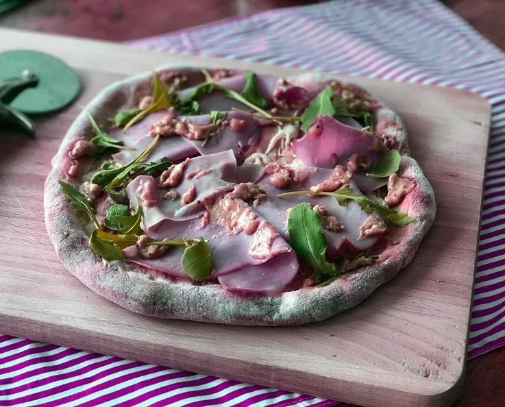 Pizza con mortadela, pesto de pistacho y burrata