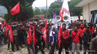 Puluhan Buruh Berdemo di Kantor Disosnaker Kab. Sumedang