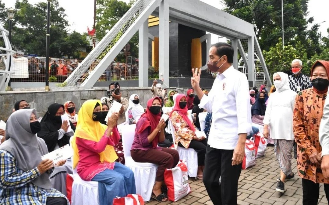 Jokowi Tertangkap Kamera Tunjukkan Gestur 3 Jari di Magelang