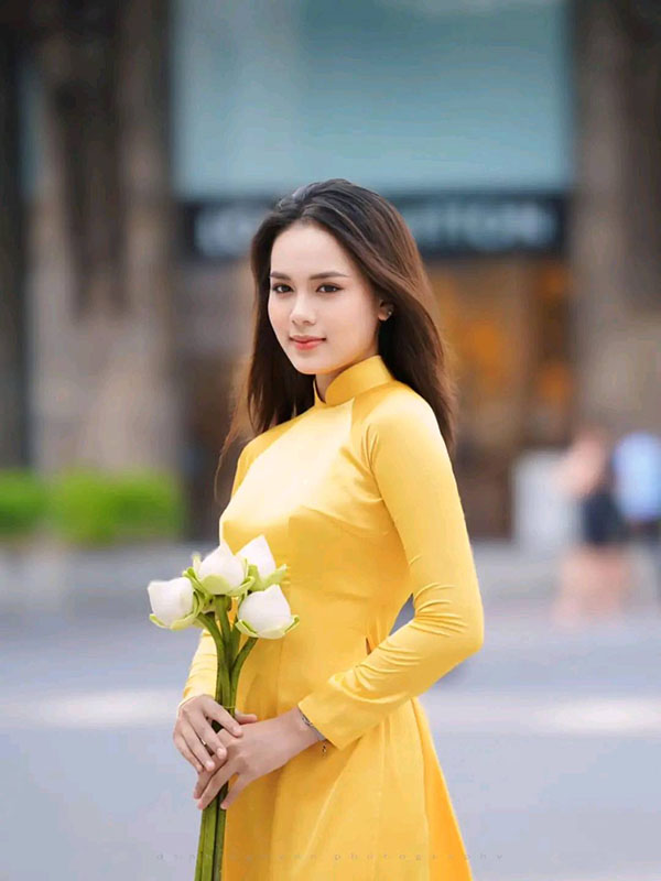 Thiếu nữ áo dài vàng