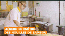 un homme qui fabrique des nouilles avec un bambou