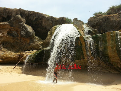 bermain air di pantai banyutibo