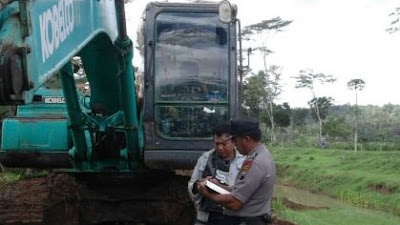 Anggota Polsek Meninjau Normalisasi Sungai Lesung Desa Pekacangan 