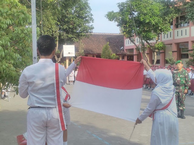 BABINSA PIMPIN UPACARA BENDERA SDN JETIS 1 SUKOHARJO