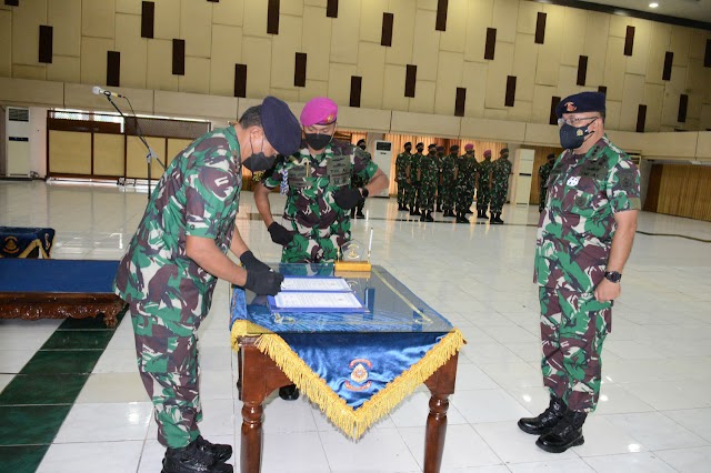 Komandan Puslatdiksarmil Serahkan Jabatan Kepada Dankodiklat TNI AL