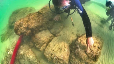 Gli archeologi esaminano i resti di un'antica fortezza al largo della costa di Dor Beach, in Israele, il 19 marzo 2019