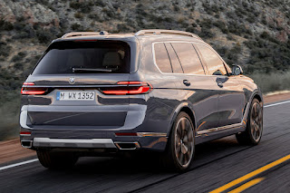 BMW X7 xDrive40i (2023) Rear Side