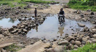 Warga Desa Kubang Jala Ikan di Jalan Raya Untuk Sampaikan Aspirasi