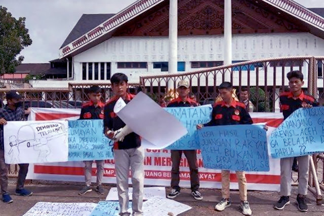 Protes Aliansi Mahasiswa dan Pemuda Antikorupsi di Depan Gedung DPRA Menolak Revisi UUPA