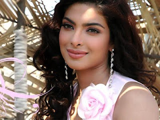 Bollywood Actress Priyanka Chopra hot and sexy photos wallpapers 2012