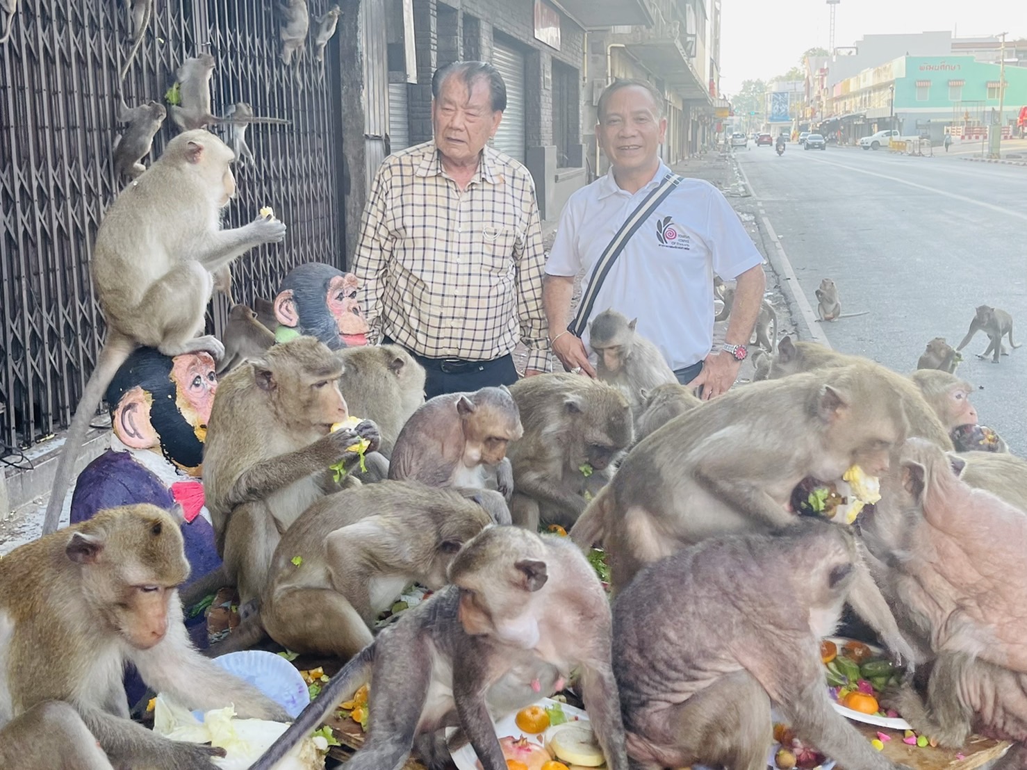 ชำนาญ ศรีสวัสดิ์ ประธาน สทท.ร่วมงานโต๊ะจีนลิง จ.ลพบุรี 