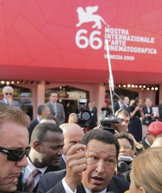 Chávez desfila por la alfombra roja de la Mostra como abanderado del sur