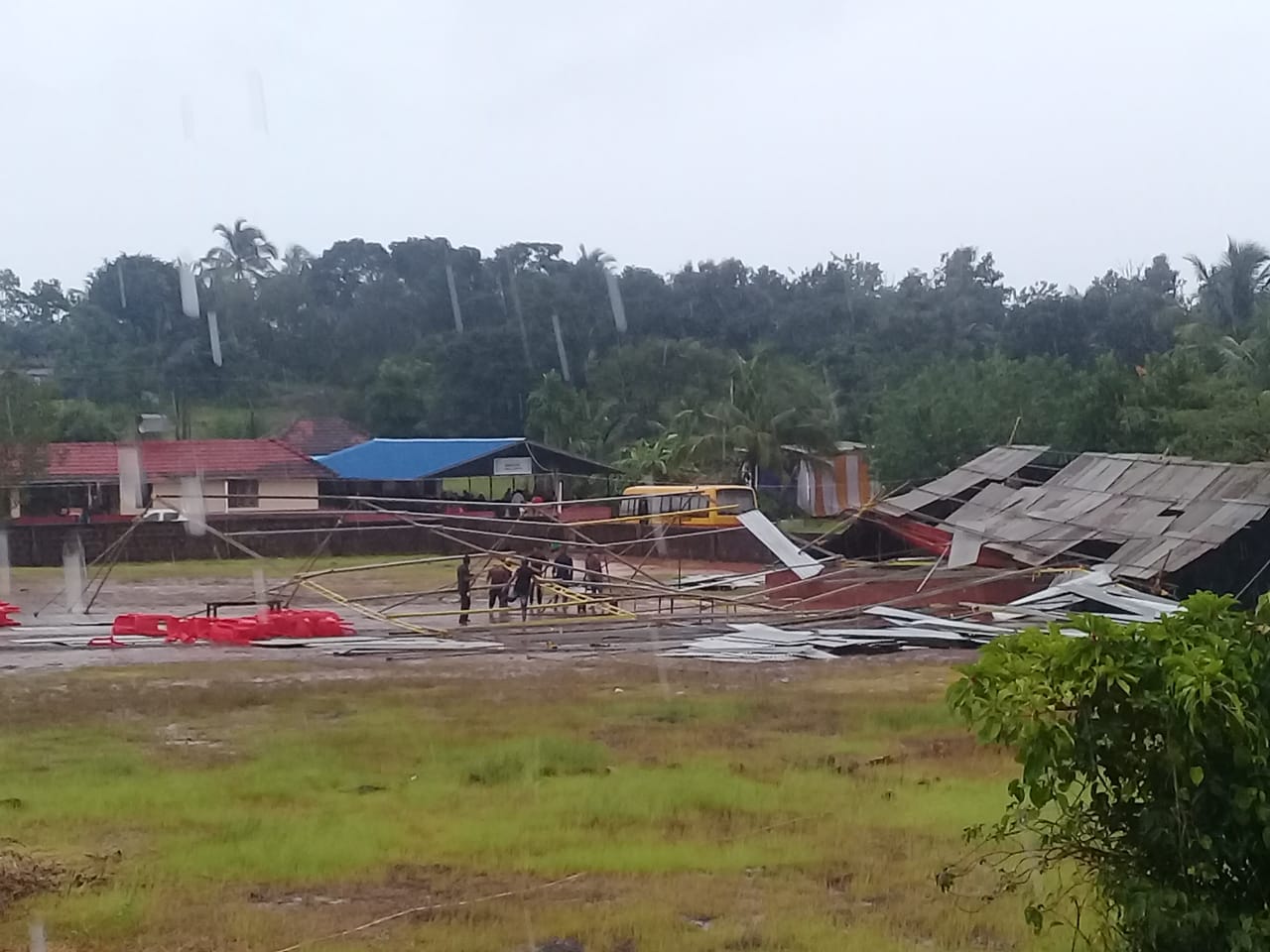 ഉപജില്ലാ കലോത്സവം നടക്കുന്ന കൊളത്തൂർ ഗവ.ഹൈസ്കൂളിൽ ശക്തമായ കാറ്റിലും മഴയിലും വേദിയും പന്തലും തകർന്നു .