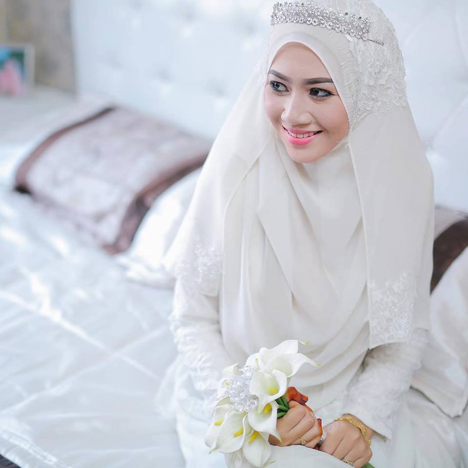  Gaun Pengantin Akad Warna Putih Untuk Muslimah DWI LESTARI