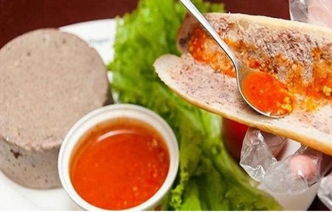 Tương ớt cay ăn kèm bánh mì pate