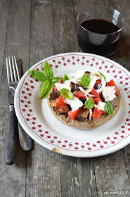 Friselle-alla-norma-con-melanzane-pomodoro-e-ricotta-salata