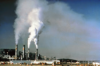 A foto mostra a fumaça poluidora que sobe da Terra para a atmosfera. Por NPS - United States National Park Service (NPS). &quot;Air Quality Core Slides: Sources of Air Pollution&quot; (archived URL), Domínio público, https://commons.wikimedia.org/w/index.php?curid=17444