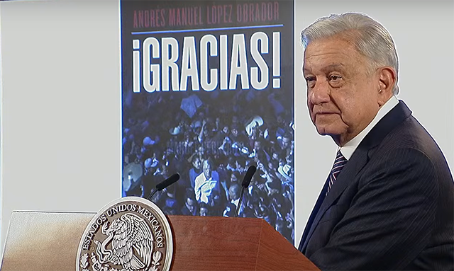 AMLO presenta portada de su nuevo libro: ‘¡Gracias!’