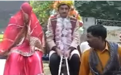 فيديو طريف لعريس يفرّ من عروسه في حفل الزفاف ,groom run from his bride wife on wedding day  in india