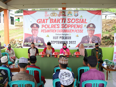 Giat Bakti Sosial Kapolres Soppeng Didampingi Ketua Bhayangkari Dalam Rangka Hut Ke 74 Polwan di Pondok Pesantren Desa Pesse