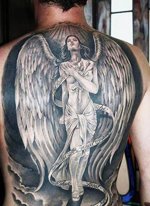 vemos tatuaje de un ángel de la guarda, es un tatuaje realista en tonos grises