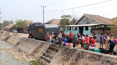 Sat Brimob Polda Banten Salurkan Bantuan Air Bersih untuk Warga di Dua Desa