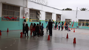 Foto 4: Alumnos escuchando al maestro dando indicaciones.