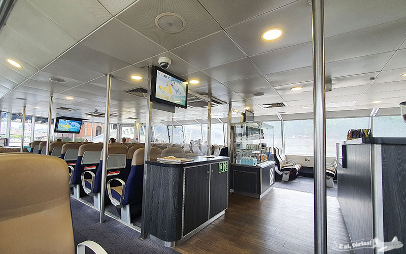 Interior do Uber Boat