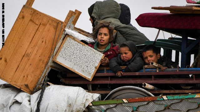 نصف مليون طفل يواجهون خطر الموت بسبب البرد في مخيمات النازحين بشمال سوريا