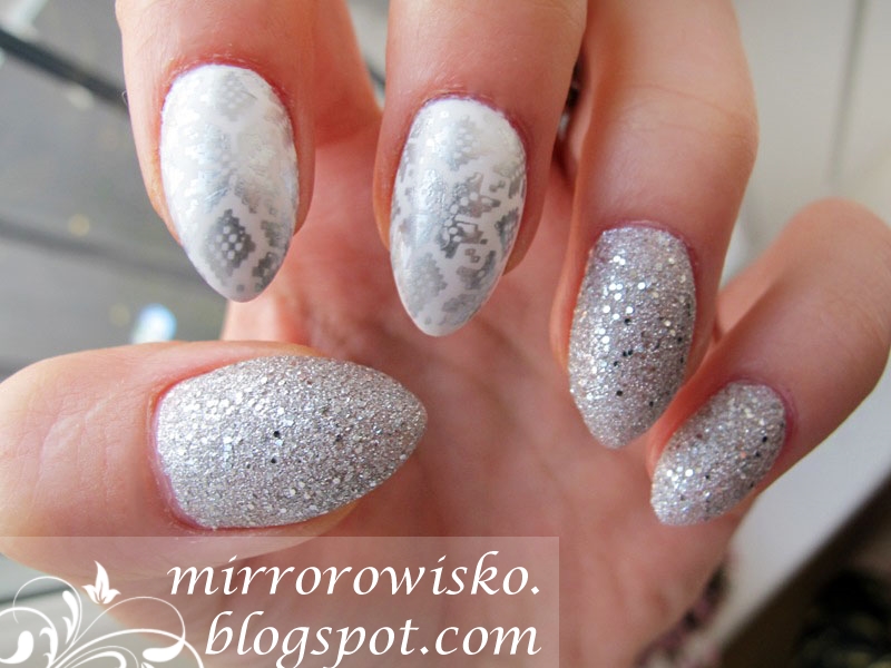 http://mirrorowisko.blogspot.co.uk/2014/12/christmas-mani-4.html