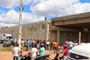 Bombeiros conseguem conter jovem que ameaçava se jogar de cima de viaduto de Mossoró