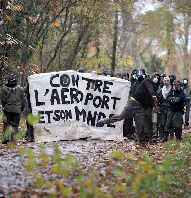 'Contra o aeroporto e seu mundo': o cartaz fala da radicalidade contestatária e do objetivo final.