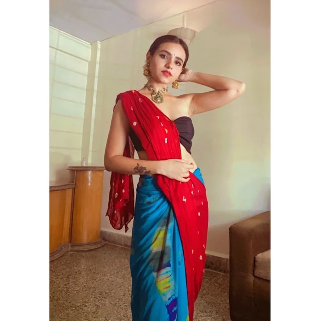 Urvi Gor Pictures in saree