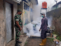 Cegah Perkembangbiakan Nyamuk Aedes Aegypri, Babinsa Koramil Slawi Dampingi Penyemprotan (Foging)