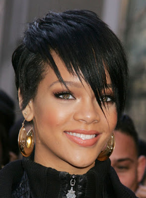 Rihanna's Hair Styles33