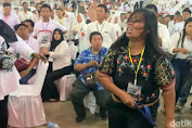 Viral Seorang Wanita Membuat  Kerusuhan  Saat Jokowi Menghadiri  Acara Relawan Bobby Nasution di Medan  