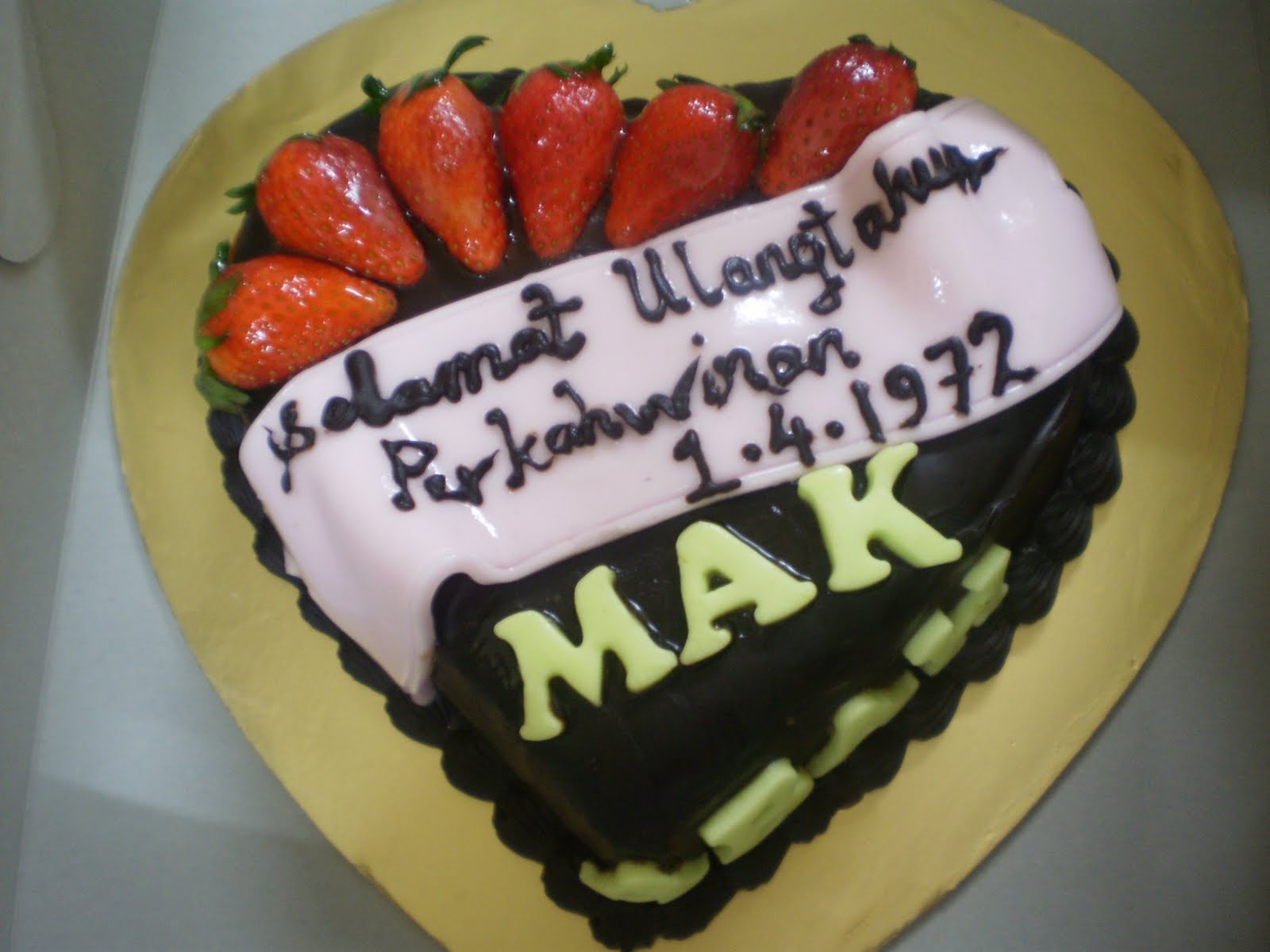 RUSYAINI FROZEN FOOD: Choc Moist Cake with Strawberry 