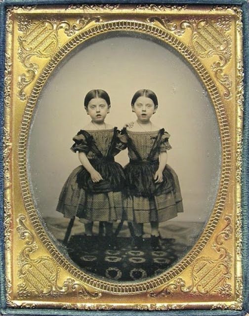 Fotografía de dos niñas a finales del siglo XIX. https://rarehistoricalphotos.com/debunking-postmortem-photographs/