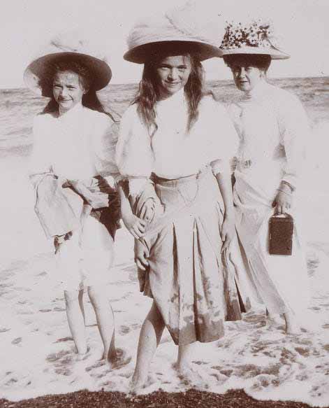 As princesas Anastasia, Maria e a czarina Alexandra no mar