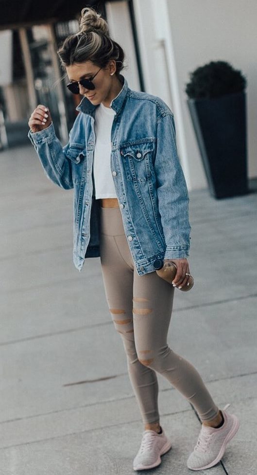 comfy outfit idea for this fall / denim jacket + white crp top + beige leggings + sneakers