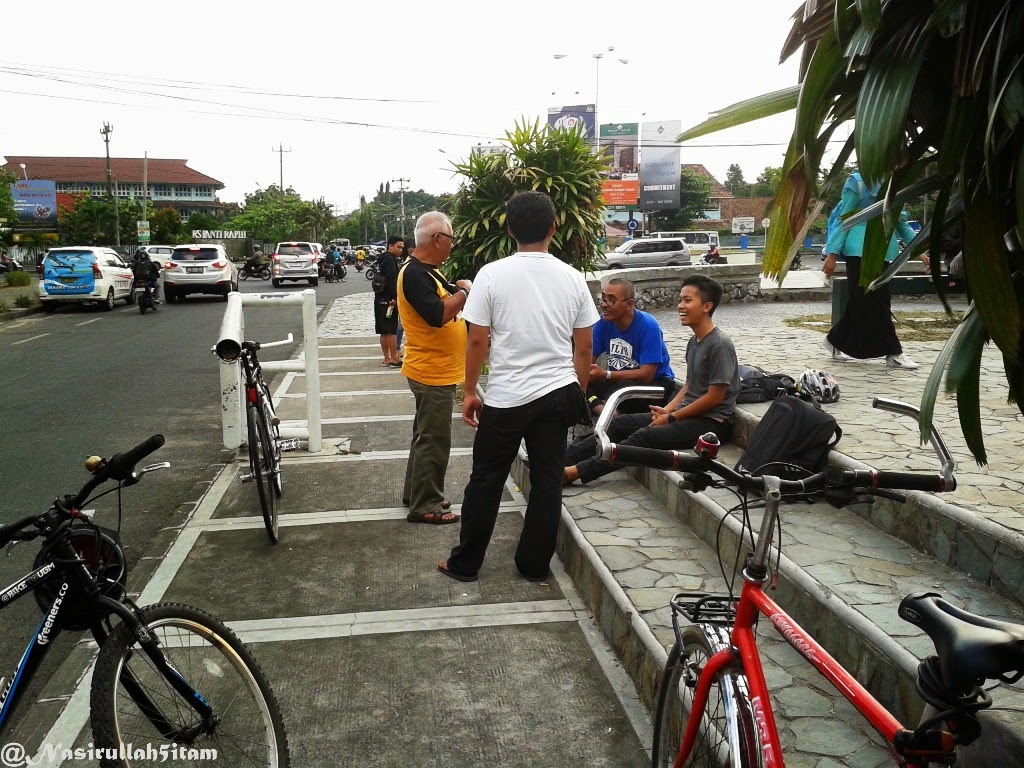 Bertukar cerita pengalaman saat kumpul reboan