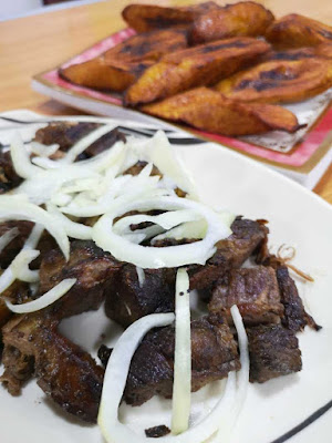 sate domba afrika dengan pisang goreng