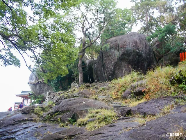 和歌山県新宮市「神倉神社」のゴトビキ岩