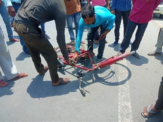 शाहजहांपुर जिला मेडिकल कालेज में फैले भ्रष्टाचार को लेकर धरना प्रदर्शन। सीएमएस को सौपा ज्ञापन।