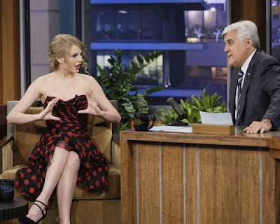 taylor-swift-tvshow-cleavage-pic01.jpg